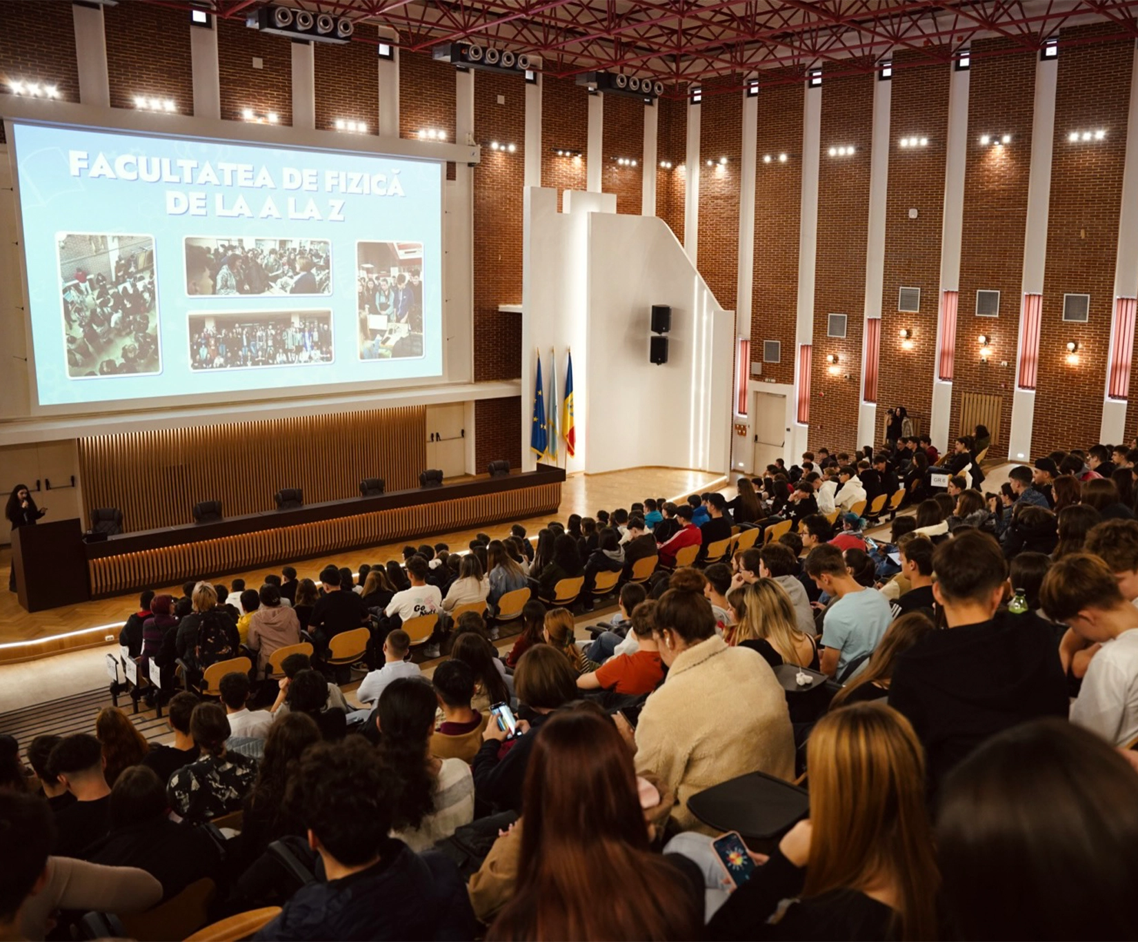 a unsprezecea editie a targului de stiinta si educatie cu mic cu mare prin univers organizat la facu