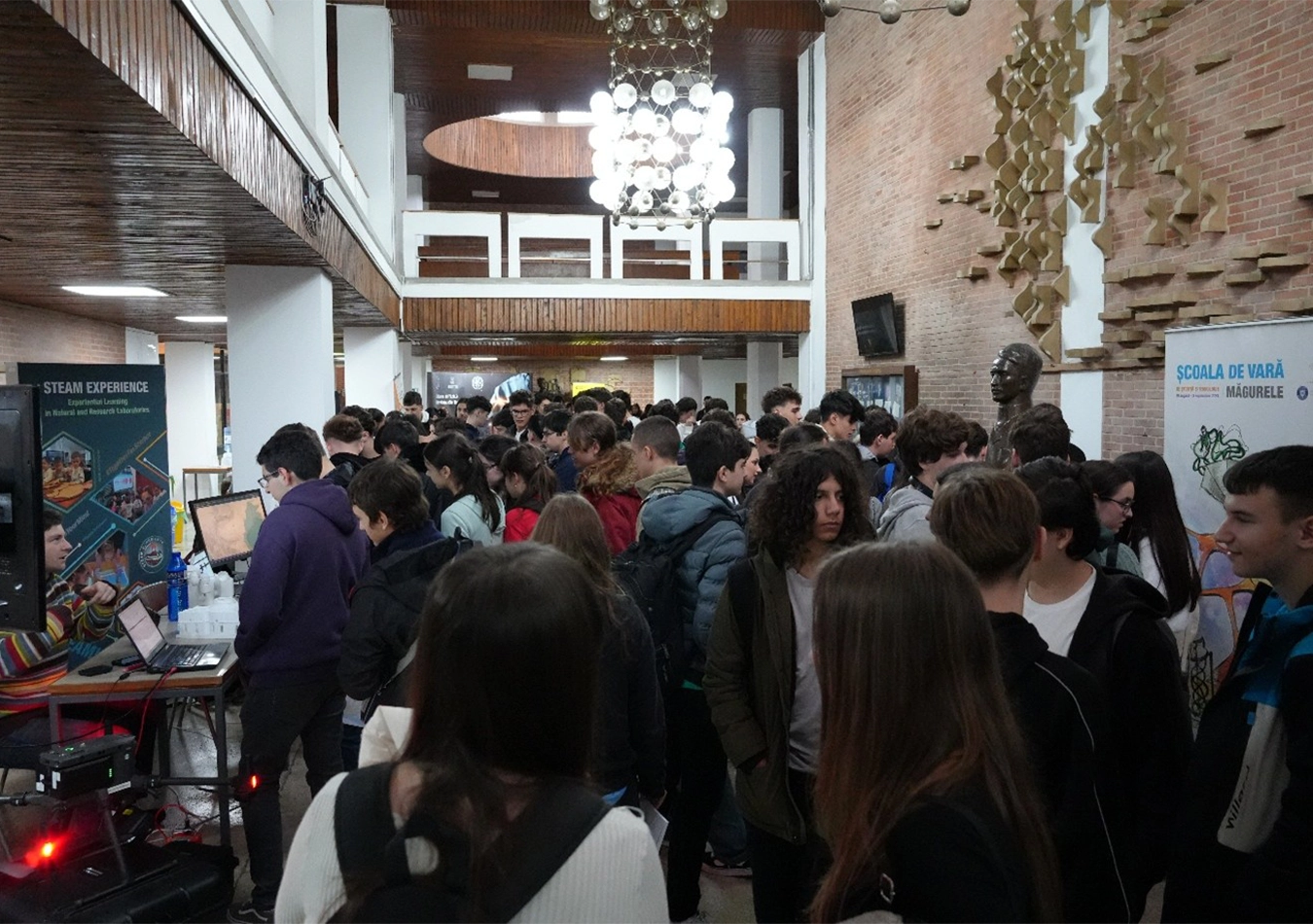 a unsprezecea editie a targului de stiinta si educatie cu mic cu mare prin univers organizat la facu