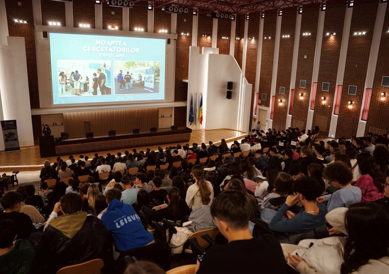 a unsprezecea editie a targului de stiinta si educatie cu mic cu mare prin univers organizat la facu